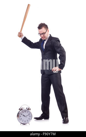 Uomo che colpisce l'orologio con la mazza da baseball isolato sul bianco Foto Stock