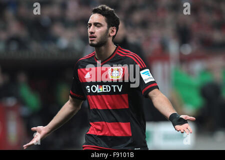 Leverkusen, Germania. 12 Dic, 2015. Calcio, 1. Bundesliga, giornata 16, Bayer 04 Leverkusen vs Borussia Moenchengladbach, Leverkusen, 12.12.2015: Hakan Calhanoglu (Leverkusen) gesti. Credito: Juergen schwarz/Alamy Live News Foto Stock