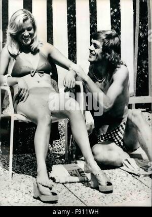 1978 - olandese di coppa del mondo di relax dei giocatori. Approfittando di una pausa di relax in partite dei mondiali di calcio in Germania, è Giovanni Rep, una delle stelle se l'uscita Holland squadra che ha entusiasmato la folla con i loro giochi, raffigurato con sua moglie, Trudy, nel parco dell'hotel in Hiltrup (Germania occidentale), dove il team è il vostro soggiorno. John Nicholaas "Johnny' Rep (nato il 25 novembre 1951 a Zaandam, North Holland) è un ex calciatore olandese © Keystone Pictures USA/ZUMAPRESS.com/Alamy Live News Foto Stock