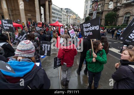 Londra, Regno Unito. 12 Dic, 2015. Arrestare il bombardamento di Siria protesta in Regent Street, Londra, Regno Unito, Credito: Remi Salva/Alamy Live News Foto Stock