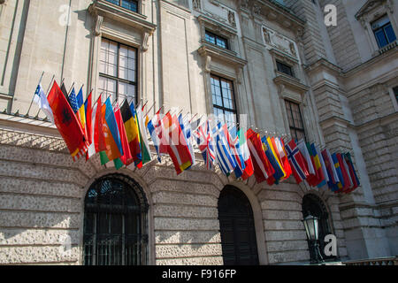 Bandiere del HQ dell OSCE a Vienna, Austria Foto Stock