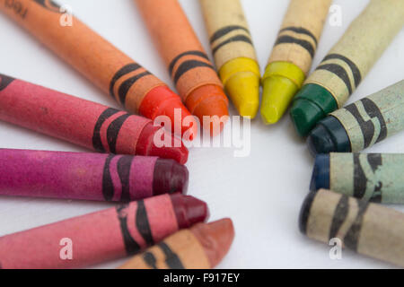Gruppo di vecchie cera matite colorate su carta bianca - vintage pastelli molti colori Foto Stock