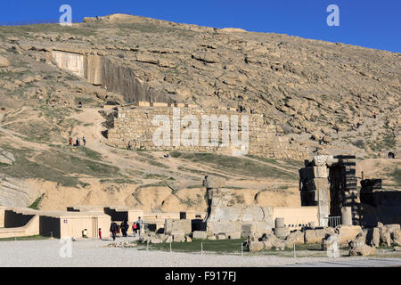 Guardando oltre i resti di una grande bolla verso la tomba di Artaserse III, Persepolis, Iran Foto Stock