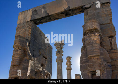 Ingresso orientale alla retroilluminazione porta di tutte le nazioni con una coppia di Lamassus, Persepolis, Iran Foto Stock