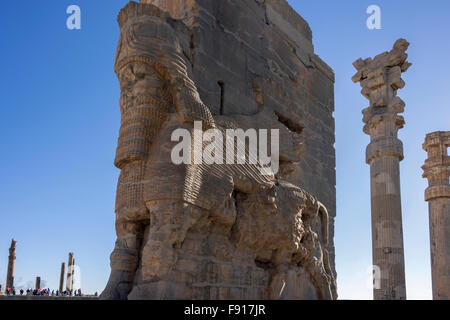 Porta di tutte le nazioni con Lamassu e distante Palazzo Apadana, Persepolis, Iran Foto Stock