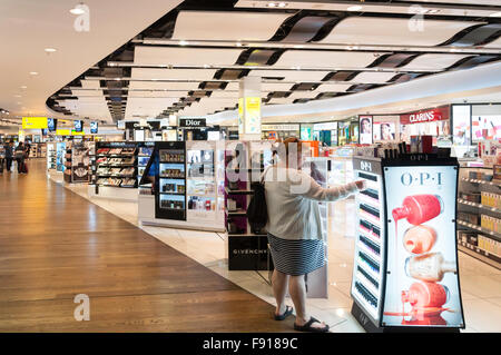 Negozio Duty Free al Terminal 3 dell'aeroporto di Heathrow. London Borough of Hounslow, Greater London, England, Regno Unito Foto Stock