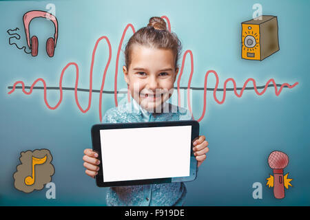 Teen ragazza sorridente con piastra con uno schermo bianco onda sonora Foto Stock