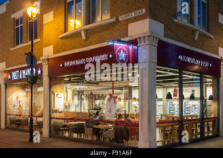 Pret a Manger ristorante al tramonto, High Street, Staines-upon-Thames, Surrey, England, Regno Unito Foto Stock