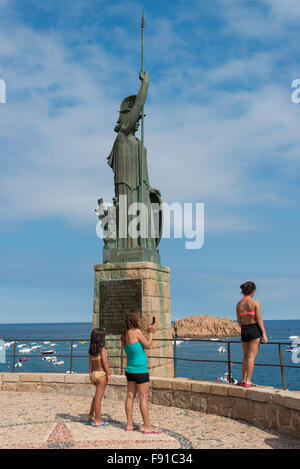 Dea romana Minerva statua sul lungomare, Platja Gran, Tossa de Mar, Costa Brava, provincia di Girona, in Catalogna, Spagna Foto Stock