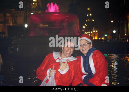 Londra, Regno Unito. Dodicesimo Dicembre, 2015. Centinaia di Santacon Londra continuare a Trafalgar square per raccogliere fondi per beneficenza a Londra. Credito: Vedere Li/Alamy Live News Foto Stock