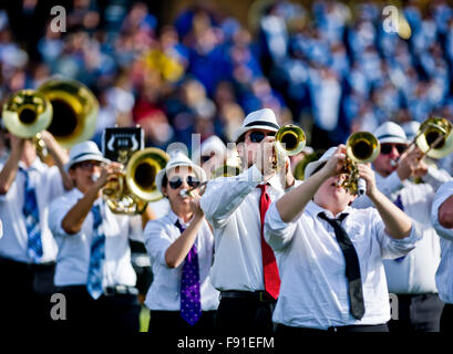 Shepherdstown, West Virginia, USA. 12 Dic, 2015. Dicembre 12, 2015 : La banda suona l inno nazionale prima della divisione II Calcio semifinale match tra la Grand Valley State Lakers e il Pastore Rams in Shepherdstown, West Virginia. Pastore ha vinto 34-32. Scott Serio/ESW/CSM/Alamy Live News Foto Stock