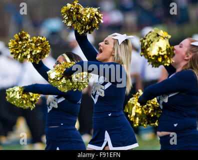 Shepherdstown, West Virginia, USA. 12 Dic, 2015. Dicembre 12, 2015 : Cheerleaders ottenere la folla pompato prima della divisione II Calcio semifinale match tra la Grand Valley State Lakers e il Pastore Rams in Shepherdstown, West Virginia. Pastore ha vinto 34-32. Scott Serio/ESW/CSM/Alamy Live News Foto Stock