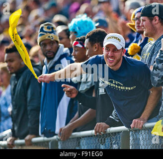 Shepherdstown, West Virginia, USA. 12 Dic, 2015. Dicembre 12, 2015: Tifosi il tifo per i cilindri durante la divisione II Calcio semifinale match tra la Grand Valley State Lakers e il Pastore Rams in Shepherdstown, West Virginia. Pastore ha vinto 34-32. Scott Serio/ESW/CSM/Alamy Live News Foto Stock