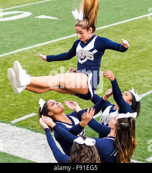 Shepherdstown, West Virginia, USA. 12 Dic, 2015. Dicembre 12, 2015 : Rams cheerleaders fare uno stunt durante la divisione II Calcio semifinale match tra la Grand Valley State Lakers e il Pastore Rams in Shepherdstown, West Virginia. Pastore ha vinto 34-32. Scott Serio/ESW/CSM/Alamy Live News Foto Stock