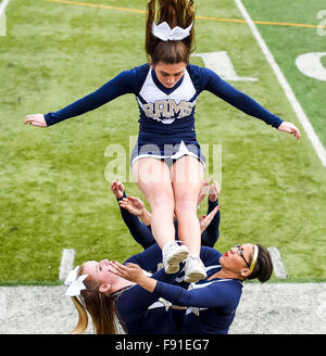 Shepherdstown, West Virginia, USA. 12 Dic, 2015. Dicembre 12, 2015 : Rams cheerleaders fare uno stunt durante la divisione II Calcio semifinale match tra la Grand Valley State Lakers e il Pastore Rams in Shepherdstown, West Virginia. Pastore ha vinto 34-32. Scott Serio/ESW/CSM/Alamy Live News Foto Stock