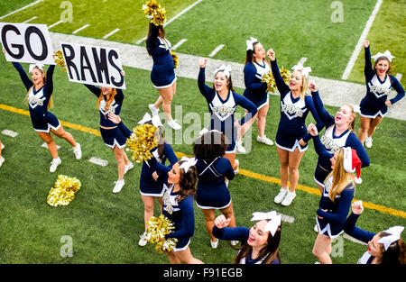 Shepherdstown, West Virginia, USA. 12 Dic, 2015. Dicembre 12, 2015 : Rams cheerleaders ottenere la folla pompato prima della divisione II Calcio semifinale match tra la Grand Valley State Lakers e il Pastore Rams in Shepherdstown, West Virginia. Pastore ha vinto 34-32. Scott Serio/ESW/CSM/Alamy Live News Foto Stock