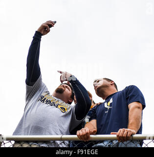 Shepherdstown, West Virginia, USA. 12 Dic, 2015. Dicembre 12, 2015 : Rams fan prendere un selfie prima della divisione II Calcio semifinale match tra la Grand Valley State Lakers e il Pastore Rams in Shepherdstown, West Virginia. Pastore ha vinto 34-32. Scott Serio/ESW/CSM/Alamy Live News Foto Stock