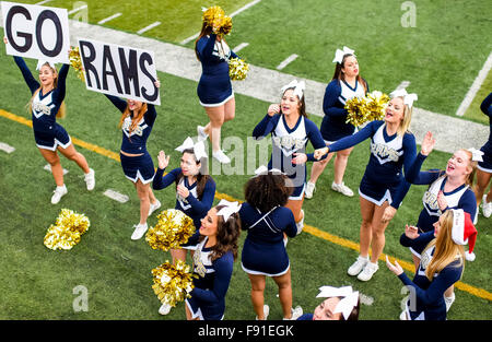 Shepherdstown, West Virginia, USA. 12 Dic, 2015. Dicembre 12, 2015 : Rams cheerleaders ottenere la folla pompato prima della divisione II Calcio semifinale match tra la Grand Valley State Lakers e il Pastore Rams in Shepherdstown, West Virginia. Pastore ha vinto 34-32. Scott Serio/ESW/CSM/Alamy Live News Foto Stock