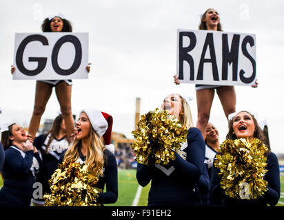 Shepherdstown, West Virginia, USA. 12 Dic, 2015. Dicembre 12, 2015 : Rams cheerleaders ottenere la folla pompato prima della divisione II Calcio semifinale match tra la Grand Valley State Lakers e il Pastore Rams in Shepherdstown, West Virginia. Pastore ha vinto 34-32. Scott Serio/ESW/CSM/Alamy Live News Foto Stock