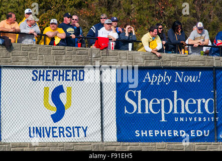 Shepherdstown, West Virginia, USA. 12 Dic, 2015. Dicembre 12, 2015 : fan pack la carreggiata fuori dallo stadio per guardare l'azione durante la divisione II Calcio semifinale match tra la Grand Valley State Lakers e il Pastore Rams in Shepherdstown, West Virginia. Pastore ha vinto 34-32. Scott Serio/ESW/CSM/Alamy Live News Foto Stock