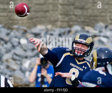 Shepherdstown, West Virginia, USA. 12 Dic, 2015. Dicembre 12, 2015 : Connor Jessop lancia la palla durante la divisione II Calcio semifinale match tra la Grand Valley State Lakers e il Pastore Rams in Shepherdstown, West Virginia. Pastore ha vinto 34-32. Scott Serio/ESW/CSM/Alamy Live News Foto Stock