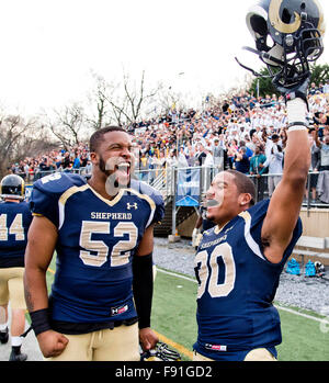 Shepherdstown, West Virginia, USA. 12 Dic, 2015. Dicembre 12, 2015 : Pastore giocatori festeggiare il tempo scade durante la divisione II Calcio semifinale match tra la Grand Valley State Lakers e il Pastore Rams in Shepherdstown, West Virginia. Pastore ha vinto 34-32. Scott Serio/ESW/CSM/Alamy Live News Foto Stock