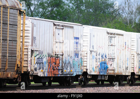 Un treno merci di vario consistono boati attraverso West Chicago, Illinois, Stati Uniti d'America. Foto Stock