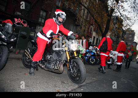 SantaCon invade la città di New York Foto Stock