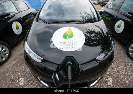 Una flotta di auto elettriche cariche nella parte anteriore fo la COP21 conferenza ONU sul clima che si terrà a Le Bourget, vicino a Parigi, Francia, 30 novembre 2015. Foto Stock