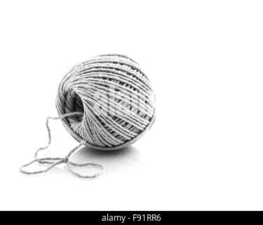 Ripresa macro di una palla di stringa con un archetto vincolato in corrispondenza di una estremità e copia di spazio per il testo su sfondo bianco Foto Stock