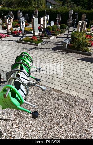 Innaffiatoi in Saint Martin cimitero, Unterwoessen , Alta Baviera, Germania, Europa. Foto Stock