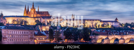 Il Castello di Praga Panorama situato nel cuore della repubblica Ceca sulle rive del fiume Moldava con Charles Bridge a lato Foto Stock