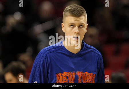 Portland, Oregon, Stati Uniti d'America. Dodicesimo Dicembre, 2015. KRISTAPS PORZINGIS (6) si riscalda. Il Portland Trailblazers ha ospitato il New York Knicks presso il Centro Moda su dicembre 12th, 2015. Foto di David Blair Credito: David Blair/ZUMA filo/Alamy Live News Foto Stock