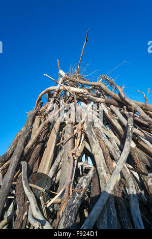 Un rifugio costruito da driftwood su Roker beach, Sunderland, England, Regno Unito Foto Stock