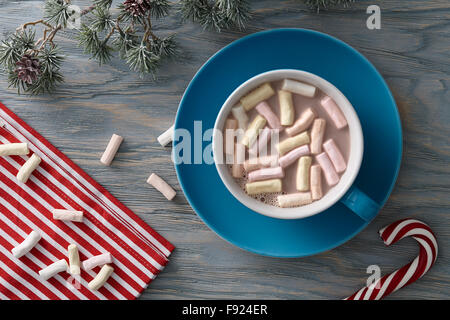 Cioccolata calda con marshmallows il giorno di Natale Foto Stock