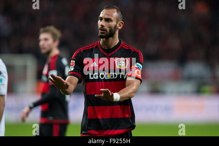 Leverkusen, Germania. 12 Dic, 2015. Leverkusen's Oemer Toprak reagisce durante la Bundesliga soccer match Bayer Leverkusen vs Borussia Moenchengladbach a Leverkusen, Germania, 12 dicembre 2015. Foto: Guido Kirchner/dpa/Alamy Live News Foto Stock