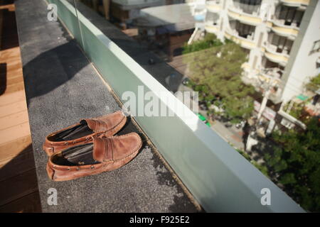 Brown scarpe di cuoio isolato sul balcone Foto Stock