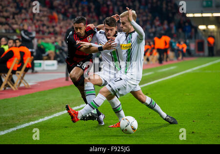 Leverkusen, Germania. 12 Dic, 2015. Moenchengladbach's Granit Xhaka (C), Oscar Wendt (r) e Leverkusen's Karim Bellarabi (l) in azione durante la Bundesliga soccer match Bayer Leverkusen vs Borussia Moenchengladbach a Leverkusen, Germania, 12 dicembre 2015. Foto: Guido Kirchner/dpa/Alamy Live News Foto Stock