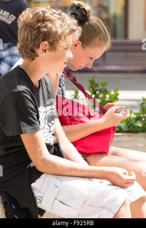 Gli adolescenti in un momento di relax a La Roca Outlet Village, La Roca del Vallès, Barcellona, provincia di Barcelona, Catalogna, Spagna Foto Stock