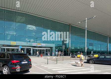 Il livello di partenza a Barcellona-El Prat Airport, El Prat de Llobregat, Baix Llobregat County, Catalogna, Spagna Foto Stock