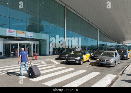 Il livello di partenza a Barcellona-El Prat Airport, El Prat de Llobregat, Baix Llobregat County, Catalogna, Spagna Foto Stock