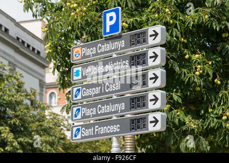 Parcheggio segnaletica, Girona (Gerona), provincia di Girona, in Catalogna, Spagna Foto Stock