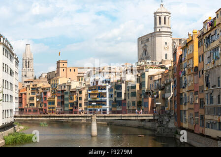 Fiume Onyar e la vecchia città di Girona (Gerona), provincia di Girona, in Catalogna, Spagna Foto Stock