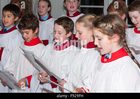 I bambini della scuola di canto del coro canti natalizi, Winkfield fila, Berkshire, Inghilterra, Regno Unito Foto Stock