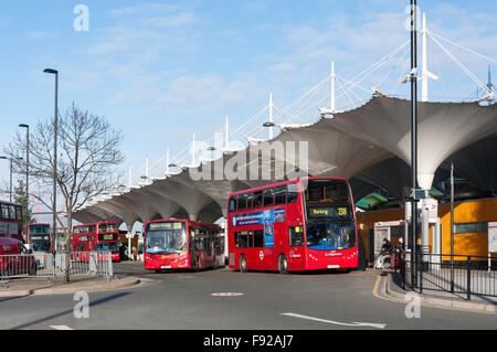 Autobus di Stratford Station, Stratford, Newham Borough, London, Greater London, England, Regno Unito Foto Stock