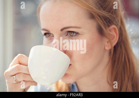 Donna di bere il caffè Foto Stock