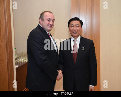 (151213) -- Aşgabat, Dic 13, 2015 (Xinhua) -- Cinese Vice Presidente Li Yuanchao (R) incontra il presidente georgiano Giorgi Margvelashvili ad Ashgabat, Turkmenistan, Dic 12, 2015. (Xinhua/Dai Tianfang) Foto Stock