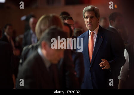 Parigi, Francia. 12 Dic, 2015. Stati Uniti Segretario di Stato John Kerry durante l'accordo finale sessione per parlare con i consulenti da qualche parte prima del Presidente designato di COP21 Laurent Fabius rendendo l'indirizzo finale durante la chiusura del COP21 Conferenza sul clima a Parigi. © Jonathan Raa/Pacific Press/Alamy Live News Foto Stock