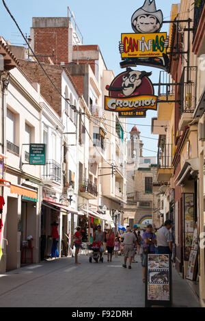 Carrer de la Riera, Calella Costa del Maresme, provincia di Barcelona, Catalogna, Spagna Foto Stock