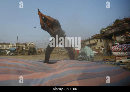 Kathmandu, Nepal. Xiii Dec, 2015. Un operaio thumps coperta utilizzando i metodi tradizionali in Sinamangal, Kathmandu, Nepal Domenica, Dicembre 13, 2015. L'Inverno è qui ed è difficile vendere coperte, dice l'operaio, a causa della continua crisi del carburante per più di 3 mesi al confine India-Nepal. Foto/Skanda Gautam © Skanda Gautam/ZUMA filo/Alamy Live News Foto Stock